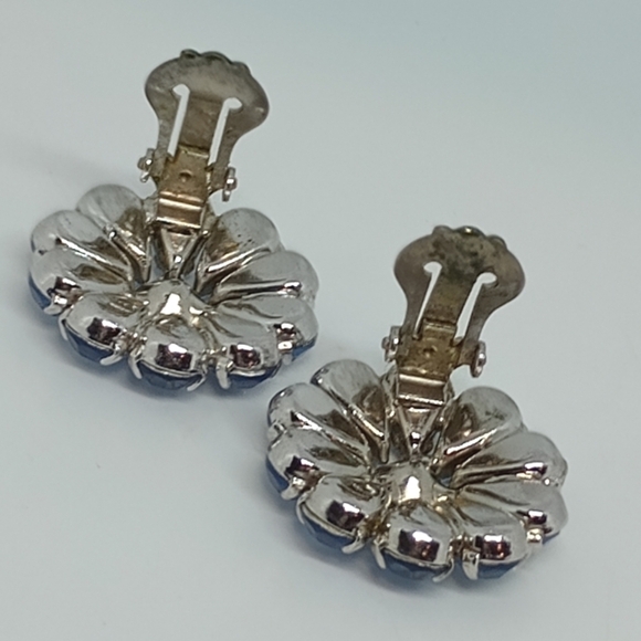 * vintage signed Weiss Blue Teardrop rhinestones cluster flower clip on earrings - Picture 5 of 6